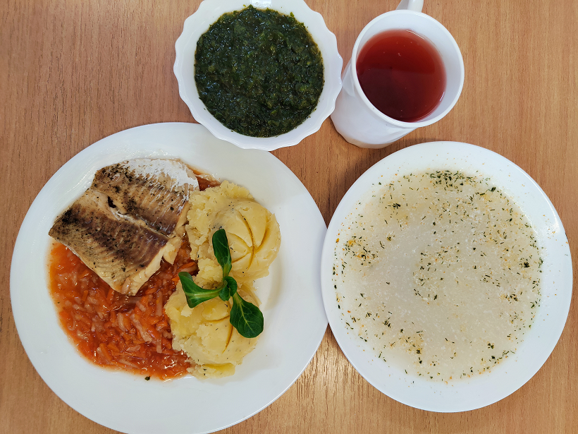 Na zdjęciu znajduje się: Kalafiorowa z ryżem, Ziemniaki gotowane, Ryba pieczona (Dorsz), Warzywa po grecku, Kompot owocowy, Szpinak gotowany z olejem
